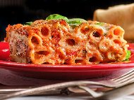 Рецепта Печени макарони с кайма, италиански колбас, доматен сос, сметана и три вида сирене на фурна